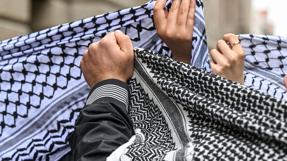 Besucher in KZ-Gedenkstätten sollen "Pali-Tücher" ablegen