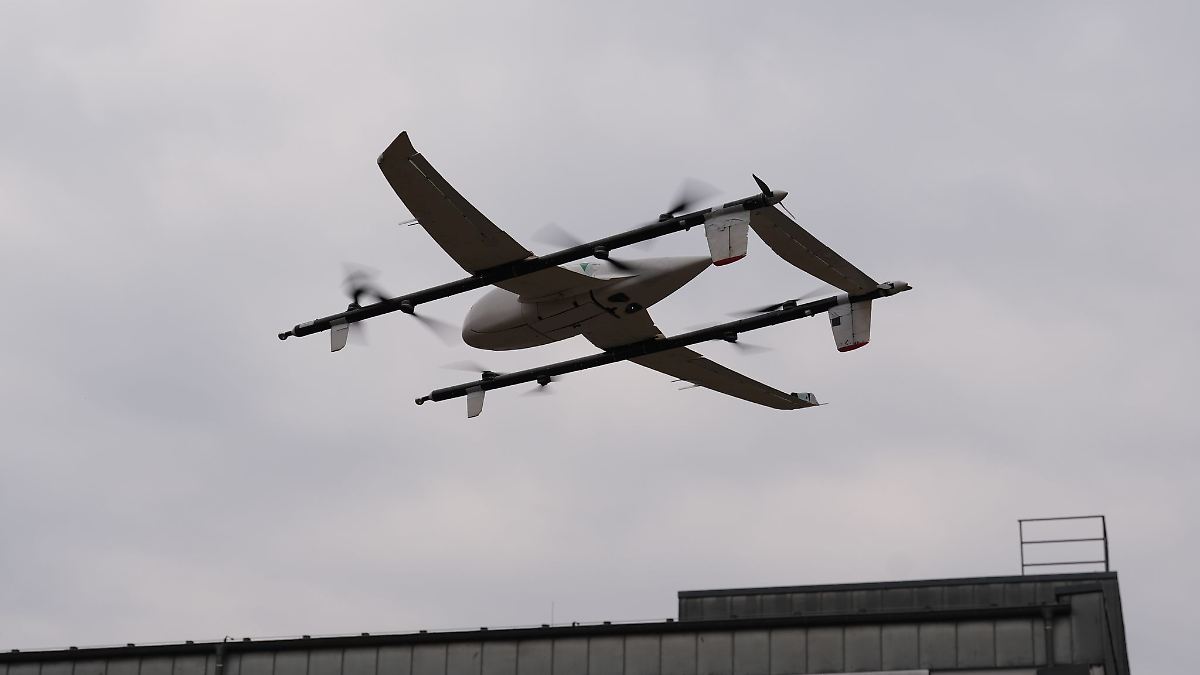 Transportdrohne setzt Acker in Brand