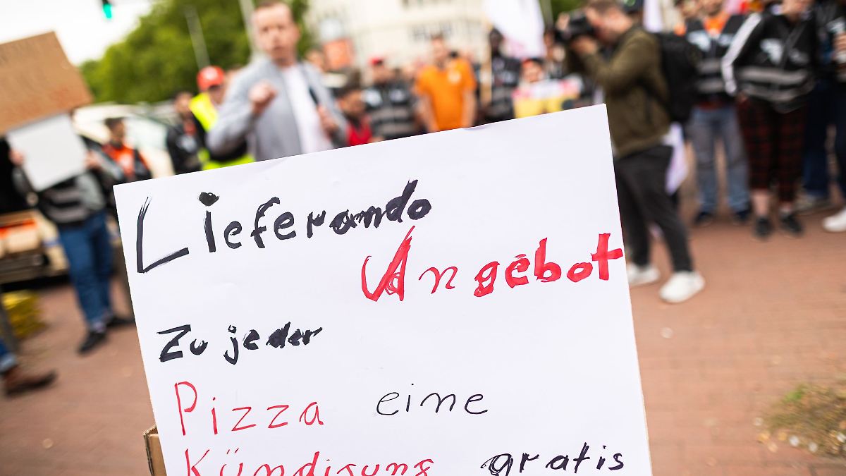 Lieferando-Fahrer protestieren gegen Jobabbau