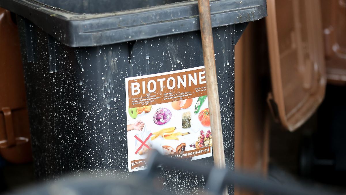 Zu viel falscher Müll - Tausende Biotonnen bleiben stehen