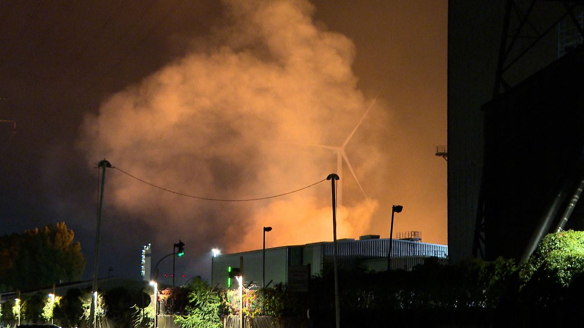 Tonnenweise heißer Flüssigstahl in Hamburg ausgelaufen