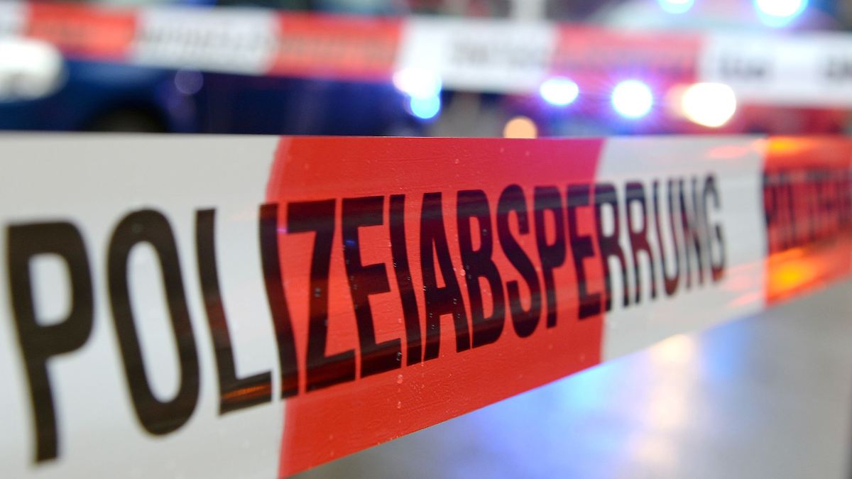 Mann soll Frau mit Pfosten lebensgefährlich verletzt haben