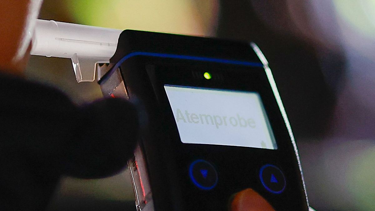 Autofahrer fährt betrunken gegen Hauswand und flüchtet