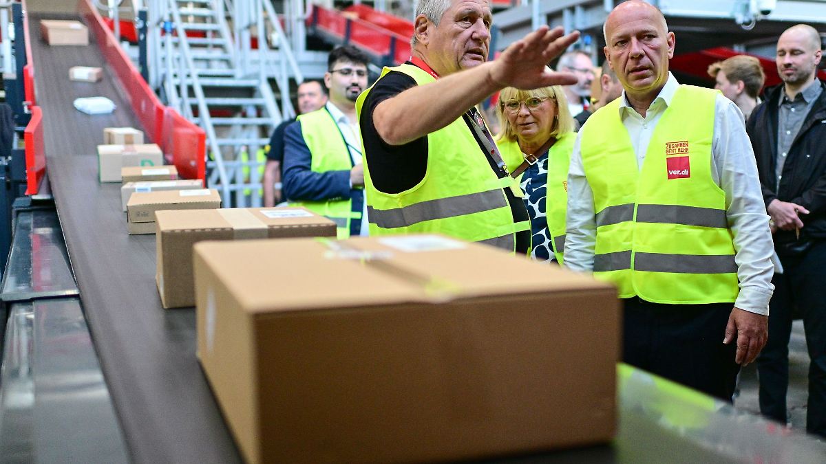 Kai Wegner fordert 20-Kilo-Grenze für Paket-Zusteller