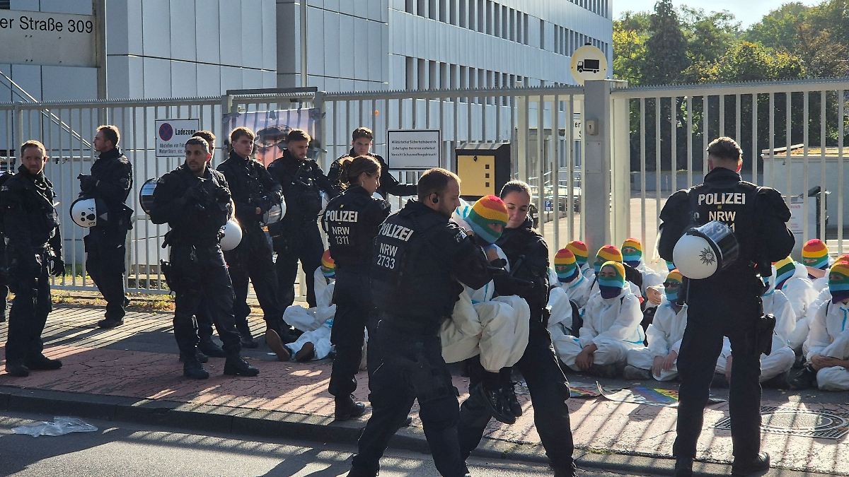 Antikriegsbündnis: Blockade in Köln und Demozug in Meerbusch
