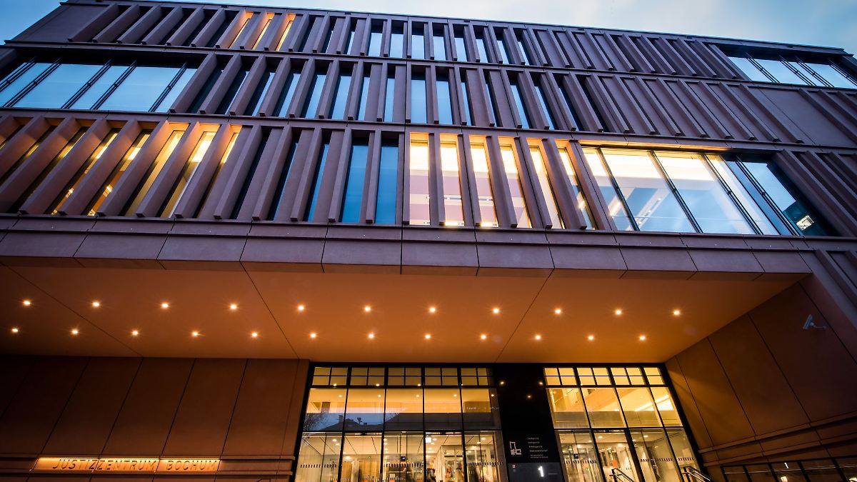 Seniorin mit 50 Messerstichen getötet: Lebenslange Haft