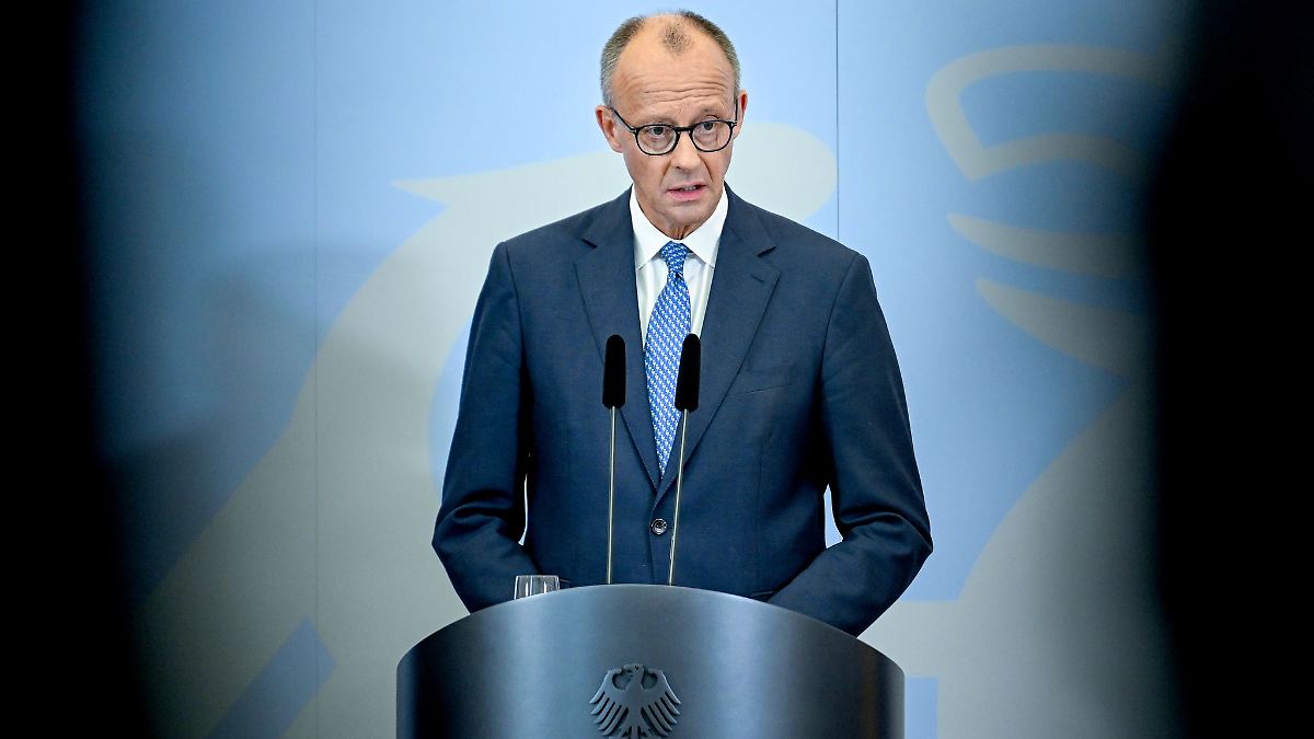 Grüne und BSW kritisieren Marine-Besuch von Merz in Rostock