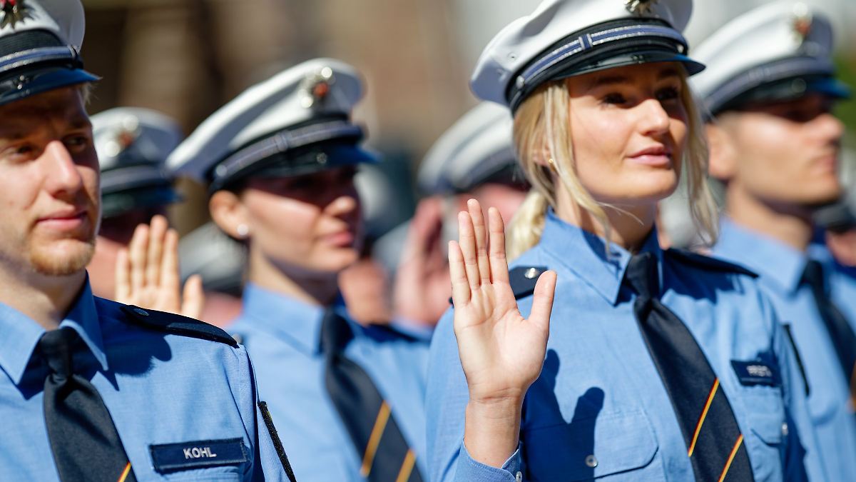 442 angehende Polizisten vereidigt