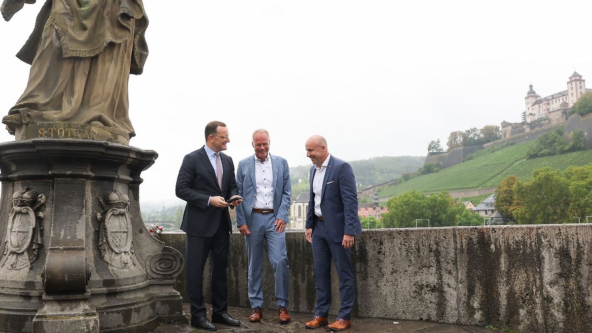 Frau schlägt Polizisten mit Tasse vor Politiker-Fototermin