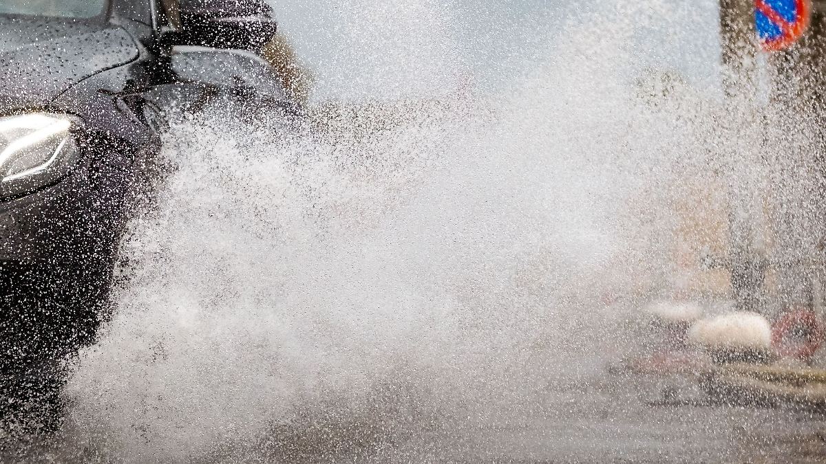 Drei Leichtverletzte nach Aquaplaning-Unfällen auf A73