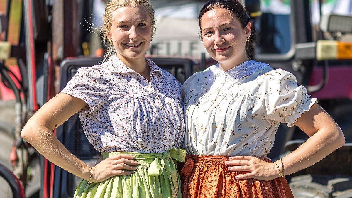 Farbenfroher Umzug beim Heimat- und Trachtenfest in Burg