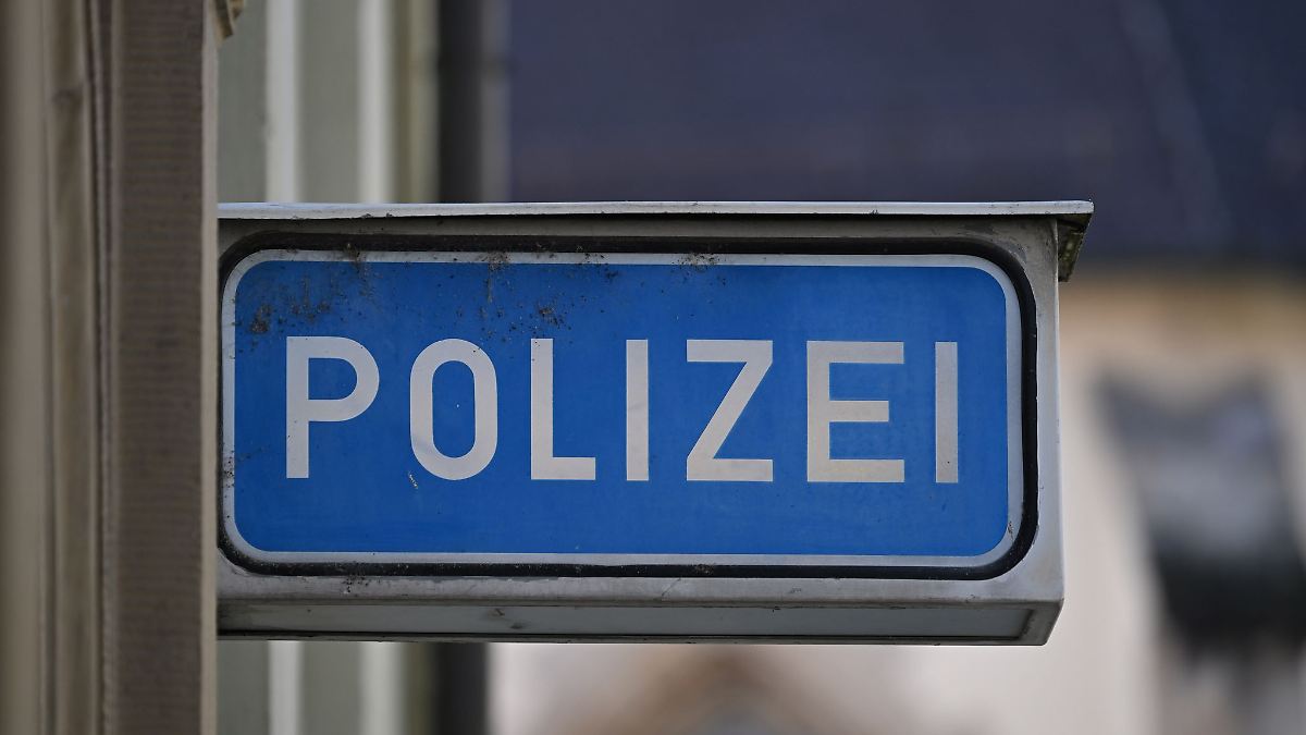Streit ums Aufräumen - Jugendlicher bittet Polizei um Hilfe