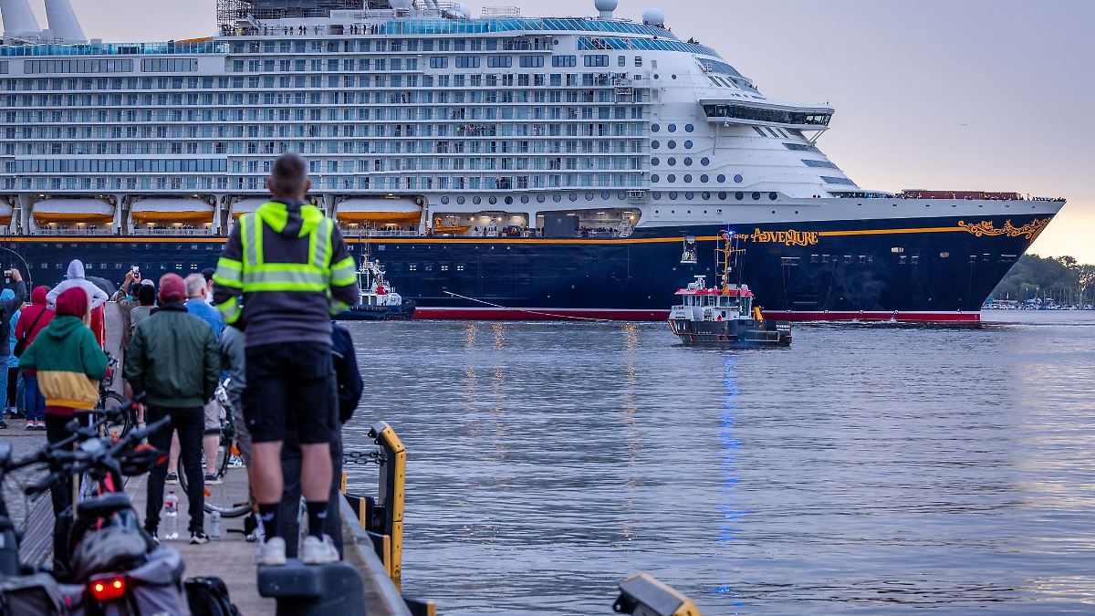 Abschied aus Wismar für Kreuzfahrtschiff "Disney Adventure"