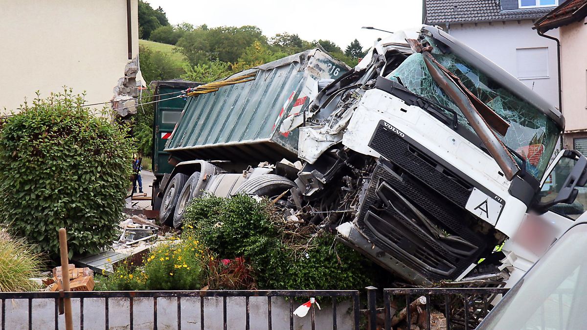 Lkw kracht in Wohnhaus - Elfjähriger verletzt