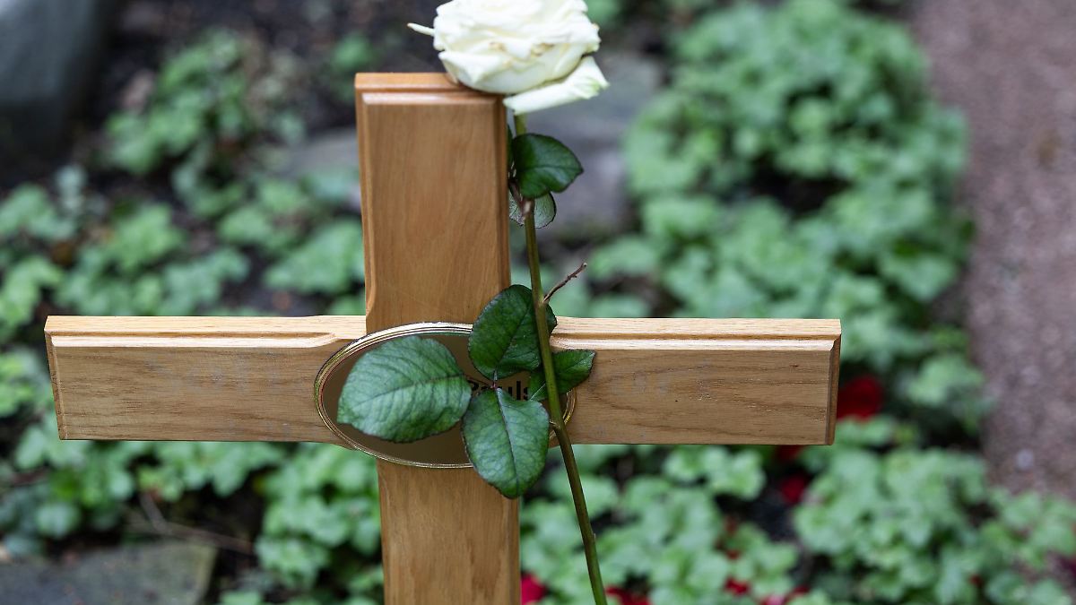 Gefahr für Hinterbliebene: Kriminelle zielen auf Trauernde