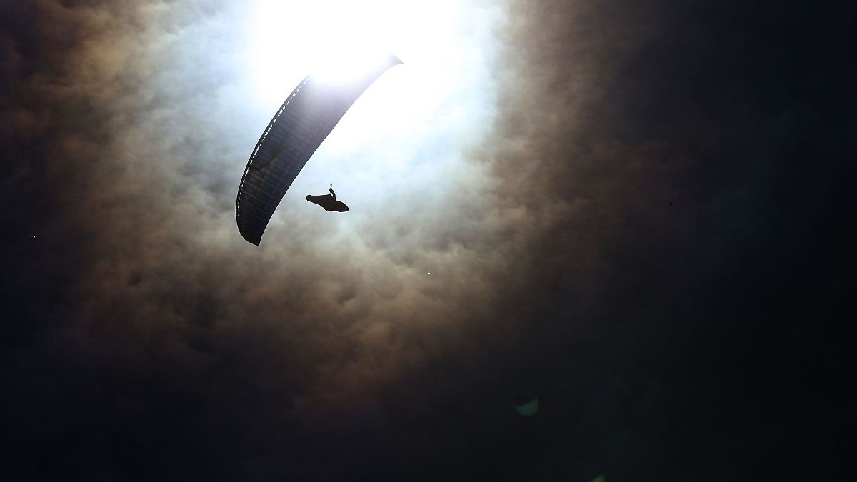 Gleitschirm-Pilotin stürzt 25 Meter tief bei Startunfall