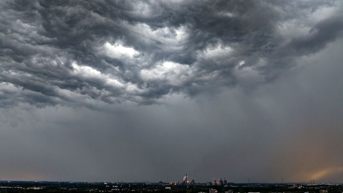 Nasse F&uuml;&szlig;e f&uuml;r den Sp&auml;tsommer: Regen in NRW