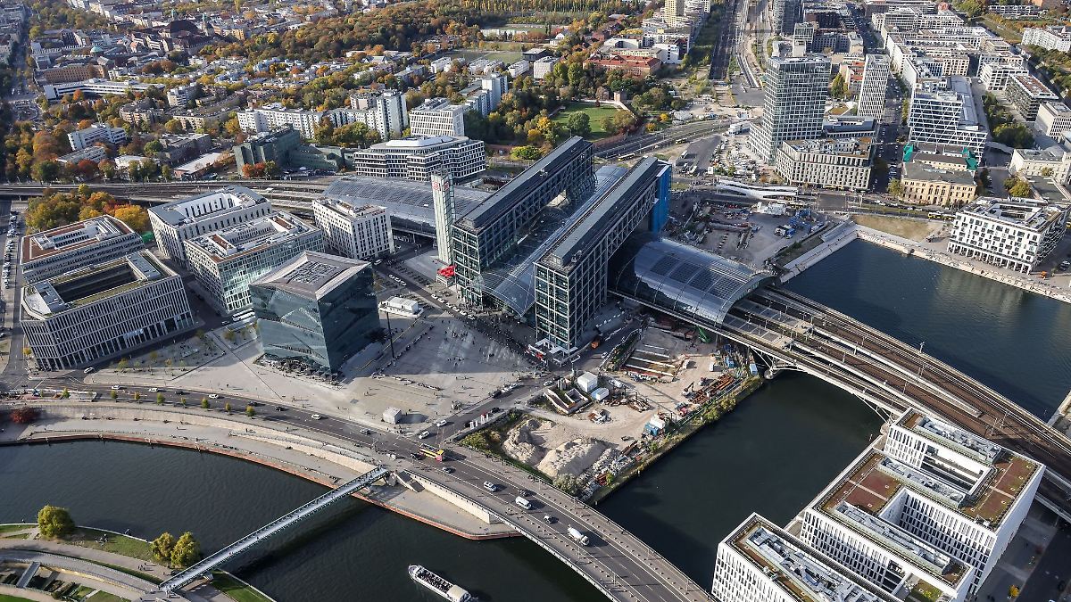 Flugzeug sammelt nachts über Berlin Geodaten - Lärm erwartet