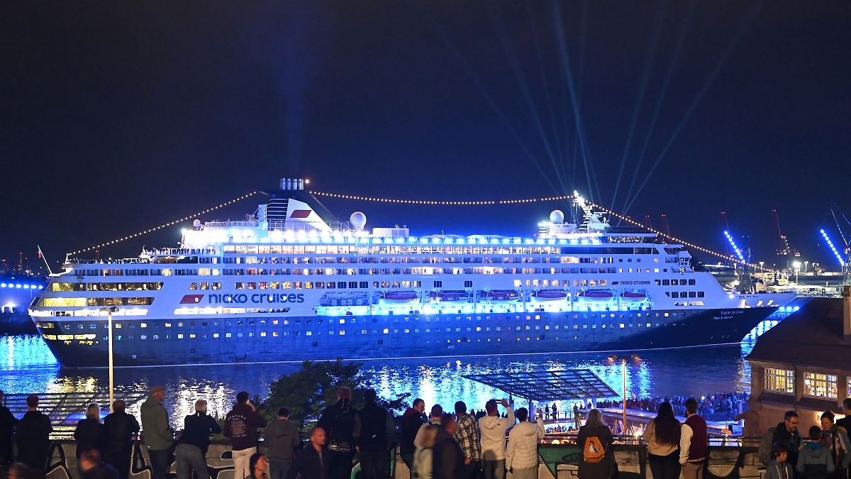 Schiffsparade und Feuerwerk - Hamburg Cruise Days beginnen