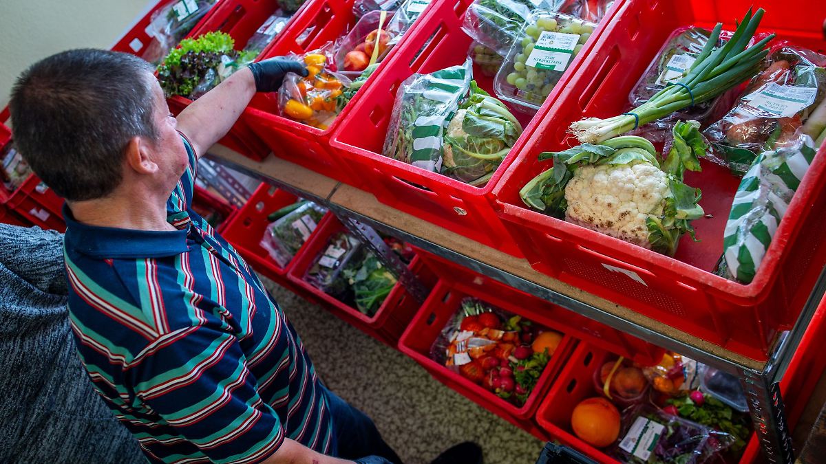Tafel-Regale weniger gefüllt - Hilfsbedarf weiter hoch