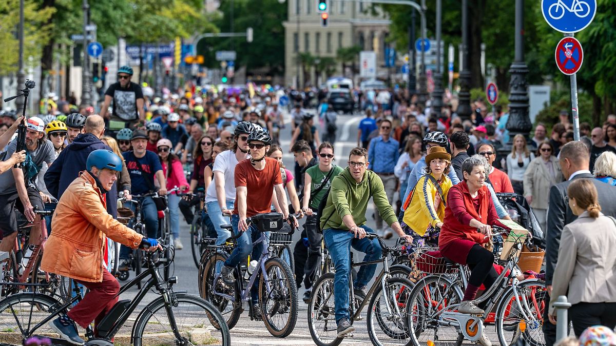 700 Menschen radeln gegen IAA – Proteste in München