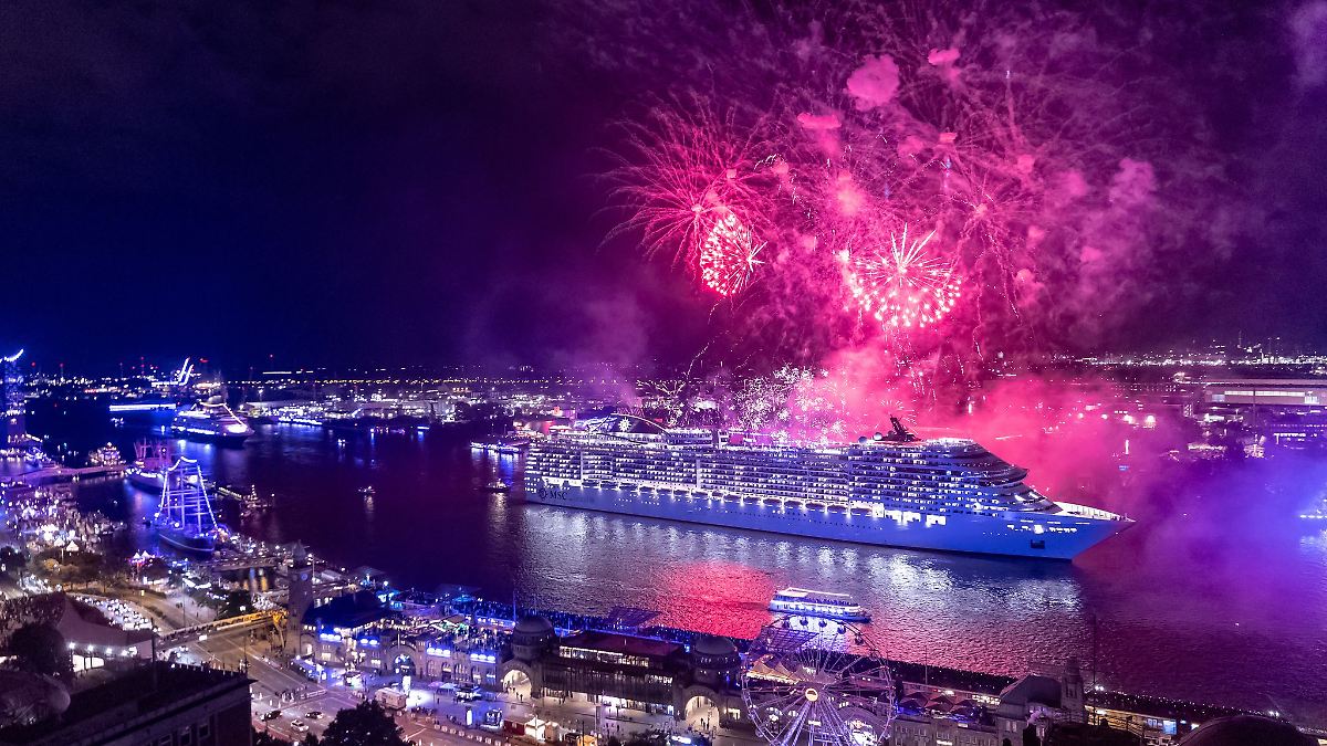 Große Pötte und Feuerwerk - Zehntausende bei Cruise Days