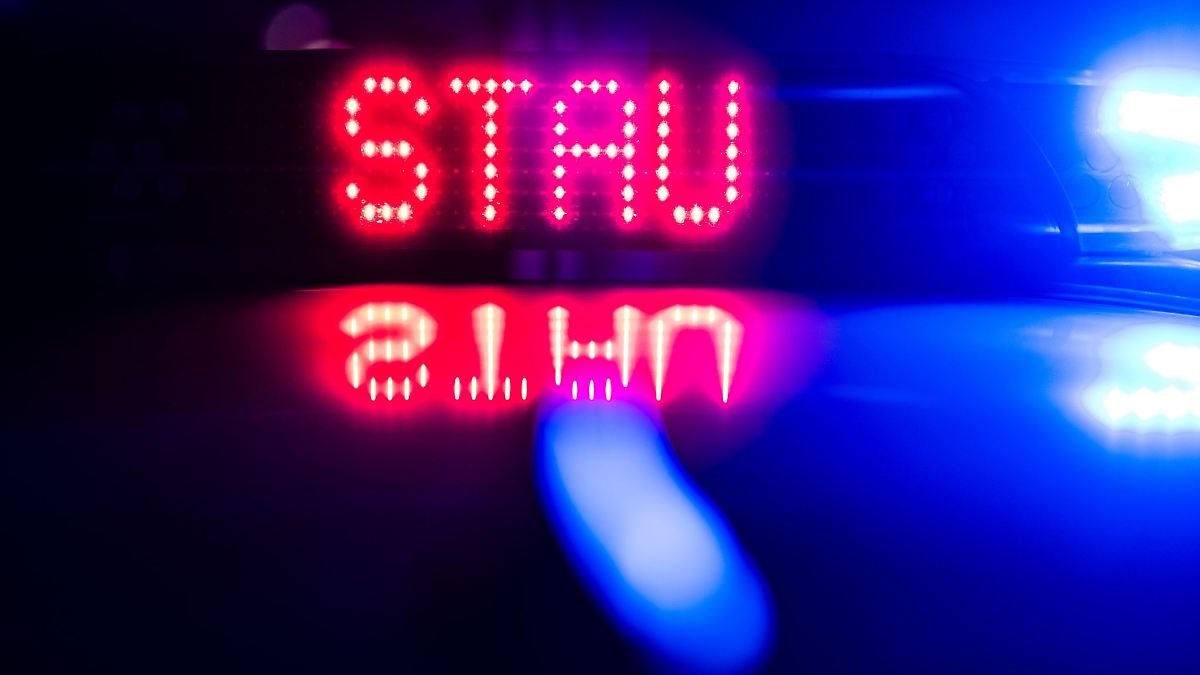 A8 bei Pforzheim wegen brennenden Lastwagens gesperrt - Stau