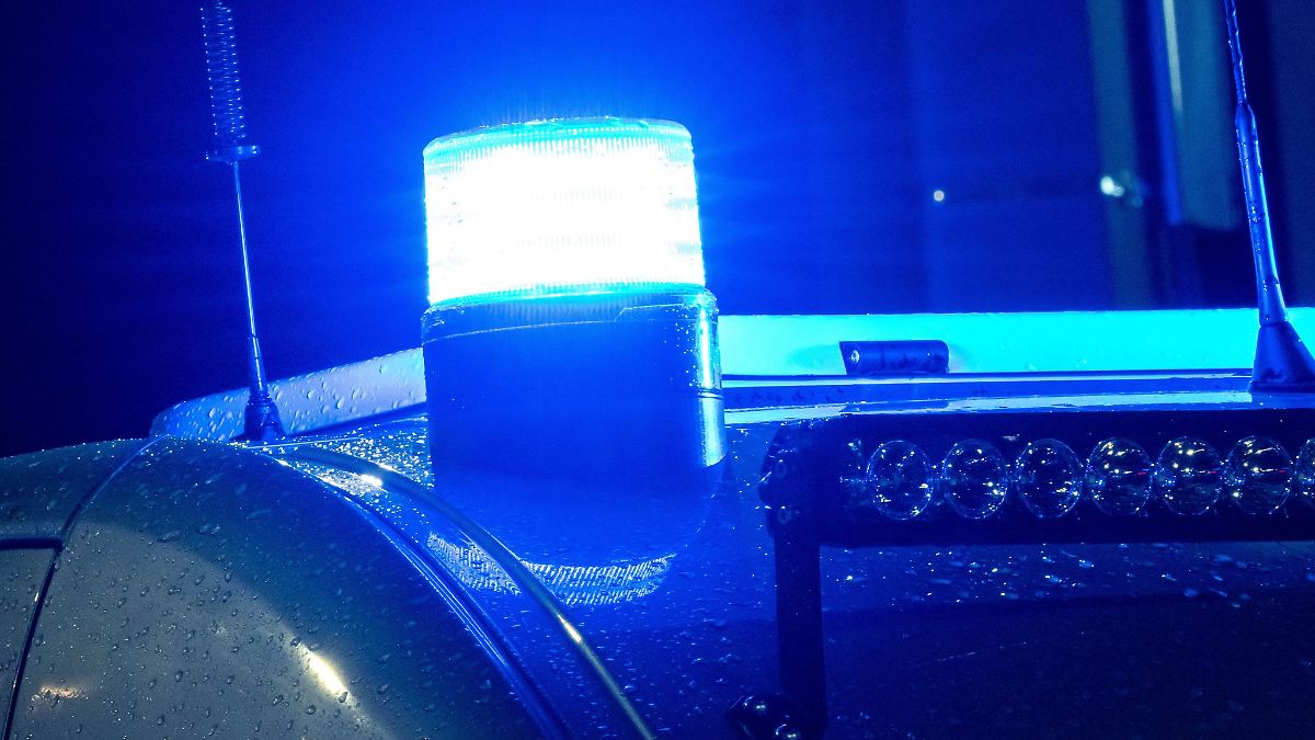 Mann greift Frau mit Messer an - Polizei ist zur Stelle