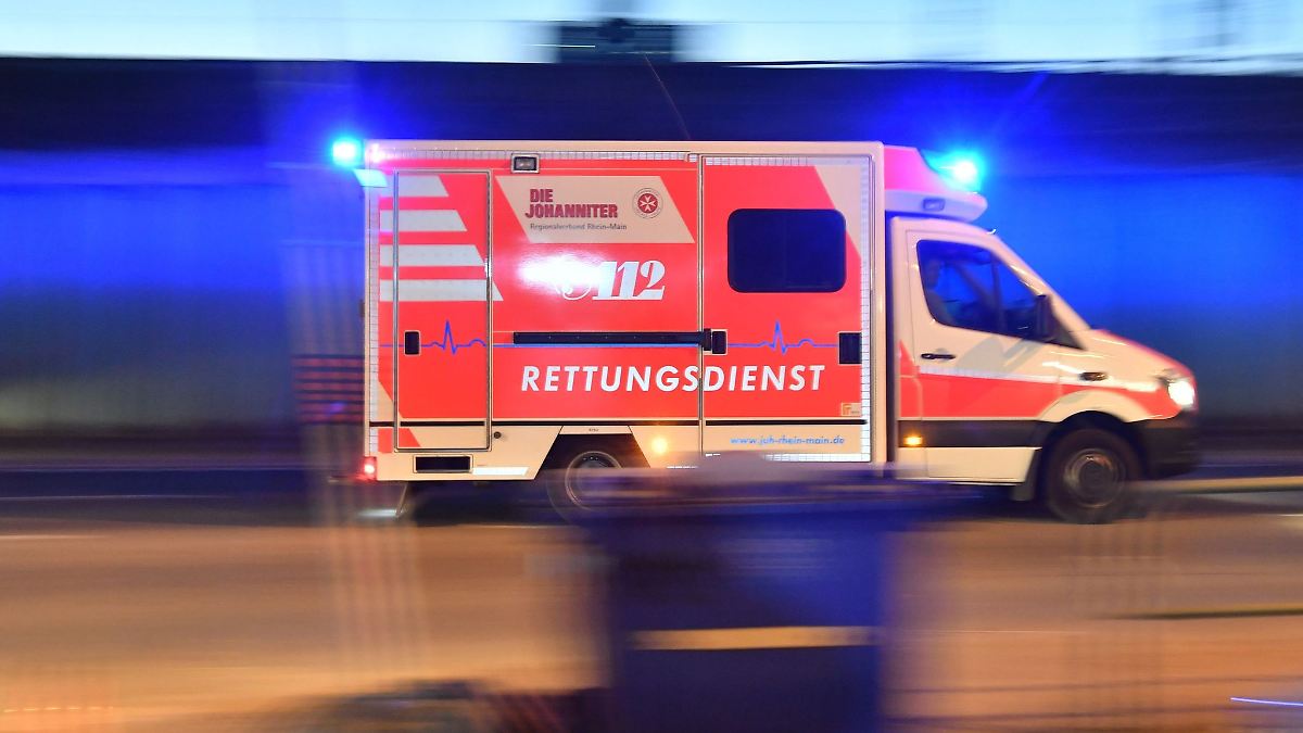 Auto überschlägt sich auf B3 bei Heppenheim