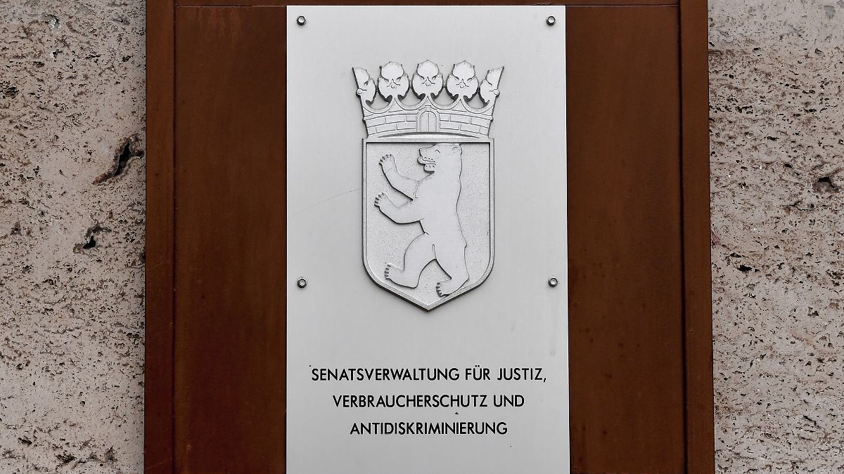 Gerichtsvollzieher werden mit Schutzwesten ausgerüstet