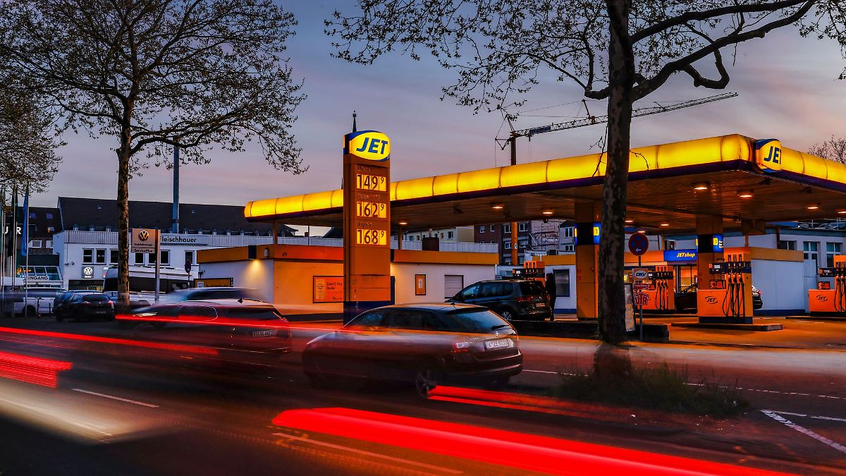 Tankstellenmitarbeiter schlägt Räuber Waffe aus der Hand