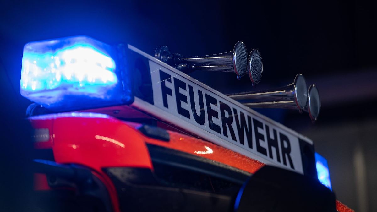 Lauben mit teuren Geräten brennen in Jenaer Schulgarten