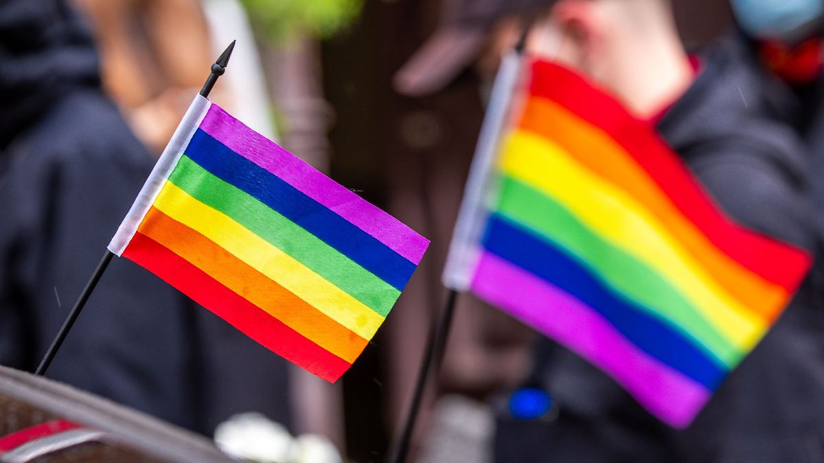 Angriff bei Gemeindefest - Auslöser war Regenbogenfahne