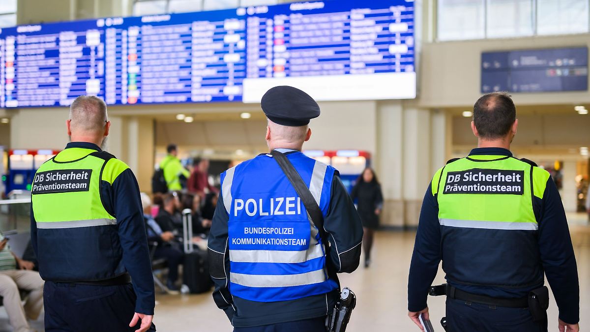 Mann läuft über Gleise und wirft Steine auf einen ICE