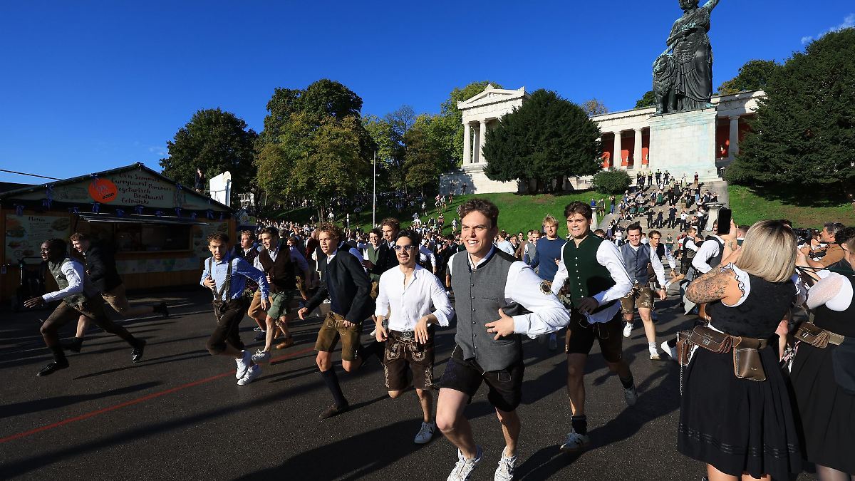 Erst warten, dann rennen – Gäste dürfen aufs Wiesn-Gelände
