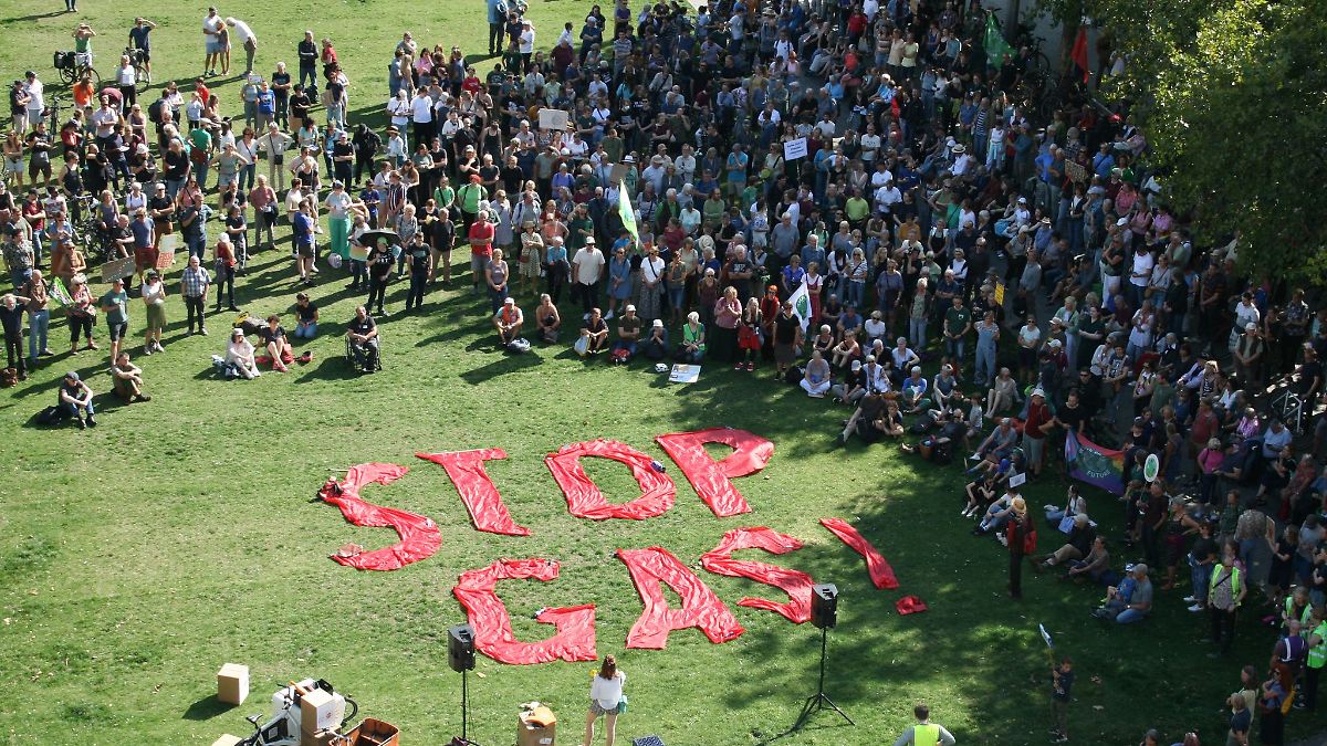 Hunderte Menschen demonstrieren für mehr Klimaschutz