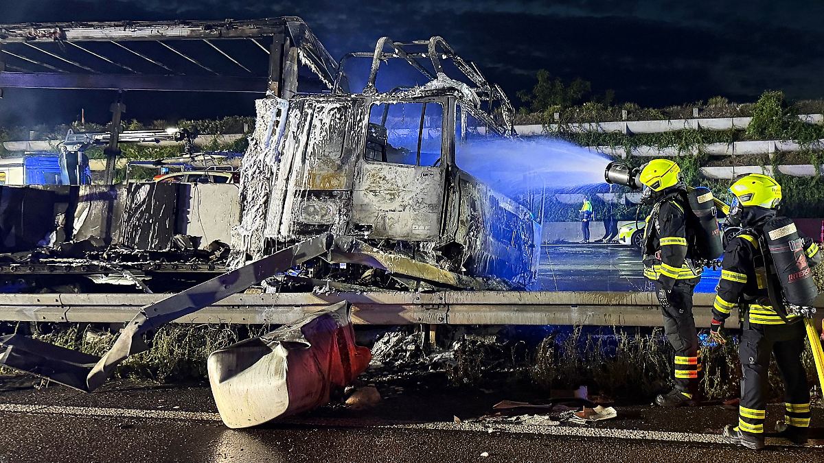 Lkw und Transporter brennen nach Unfall auf A3 aus