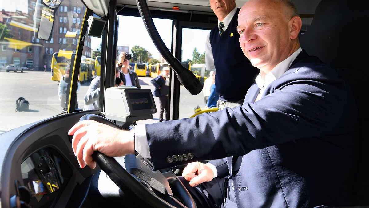 Wegner erneut an BVG-Steuer - Lob für Busfahrer