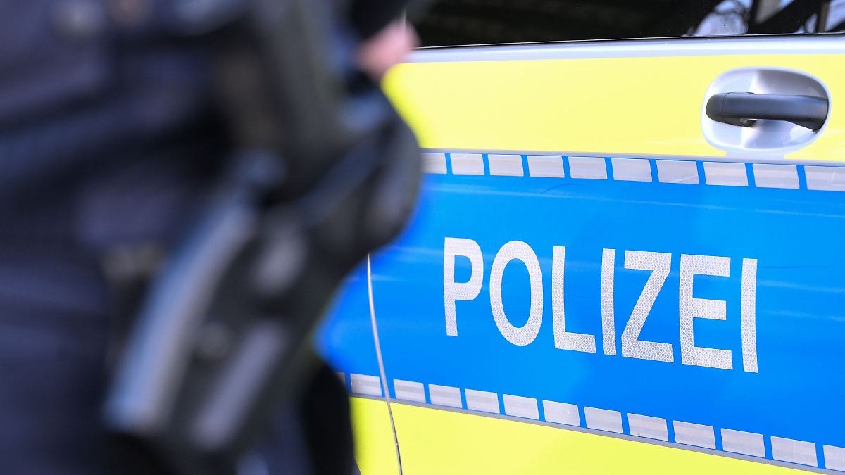 Mann verletzt Polizistin und rast davon