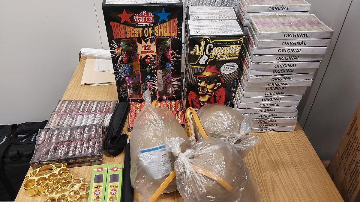 40 Kilogramm Pyrotechnik und Waffen beschlagnahmt