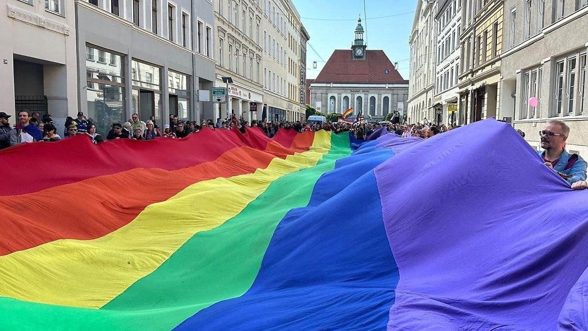 CSD und Gegenprotest in Görlitz – Polizei trennt Gruppen