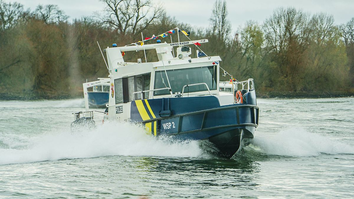 Containerschiff rammt nachts zwei Brücken über der Mosel