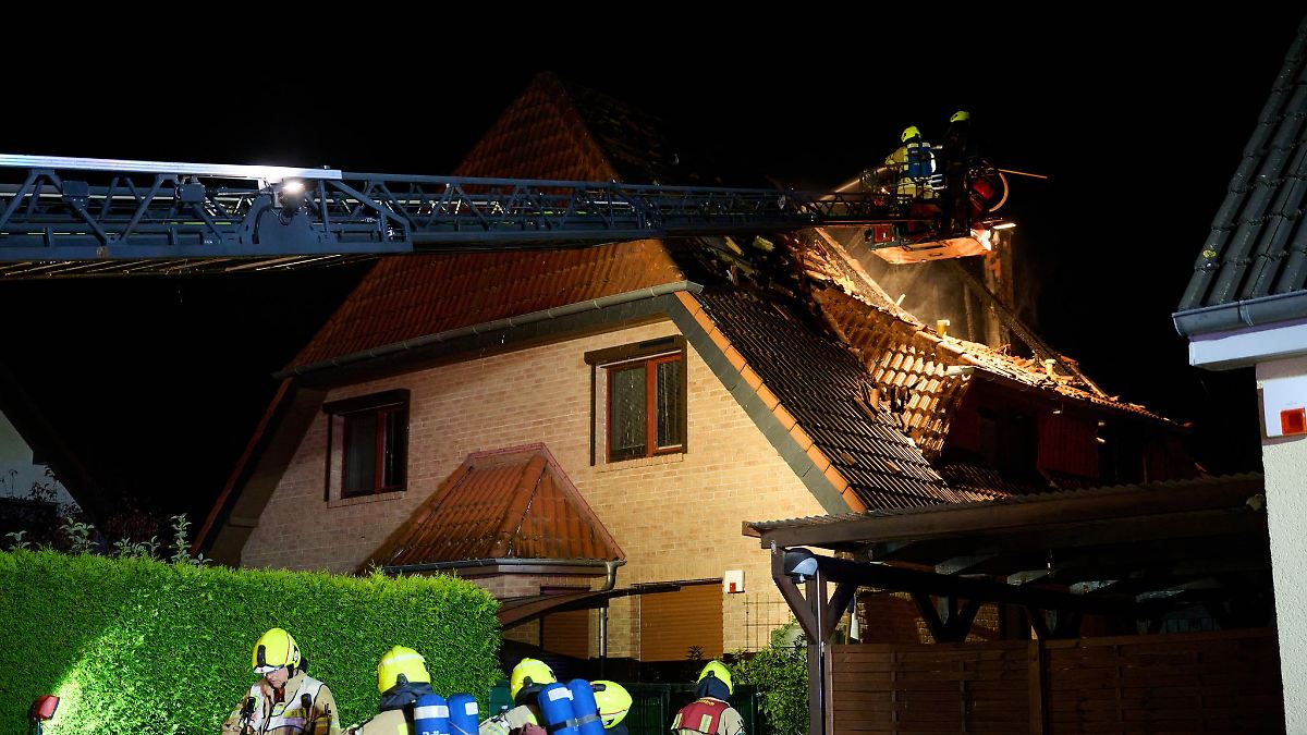 Zwei Tote bei Brand - Suche nach mutmaßlichem Täter