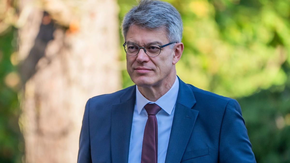 Schnieder in Klinik - Schweitzer wünscht gute Besserung