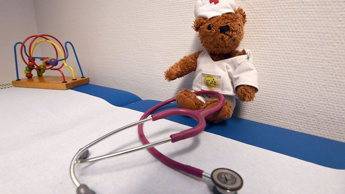 Barmer: Väter bleiben öfter bei kranken Kindern zu Hause