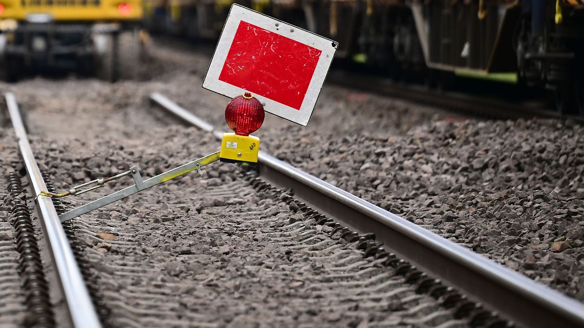 Gefahrgut tritt aus - Feuerwehr im Einsatz