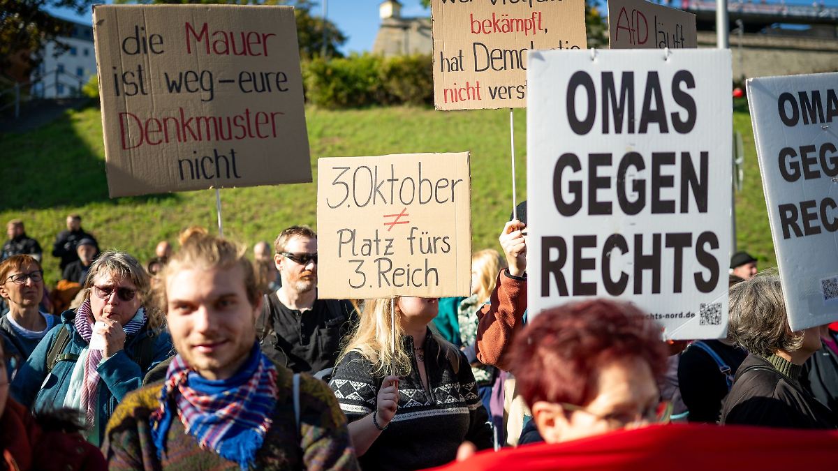 Th&uuml;ringer feiern Deutsche Einheit - gr&ouml;&szlig;ere Demo in Erfurt