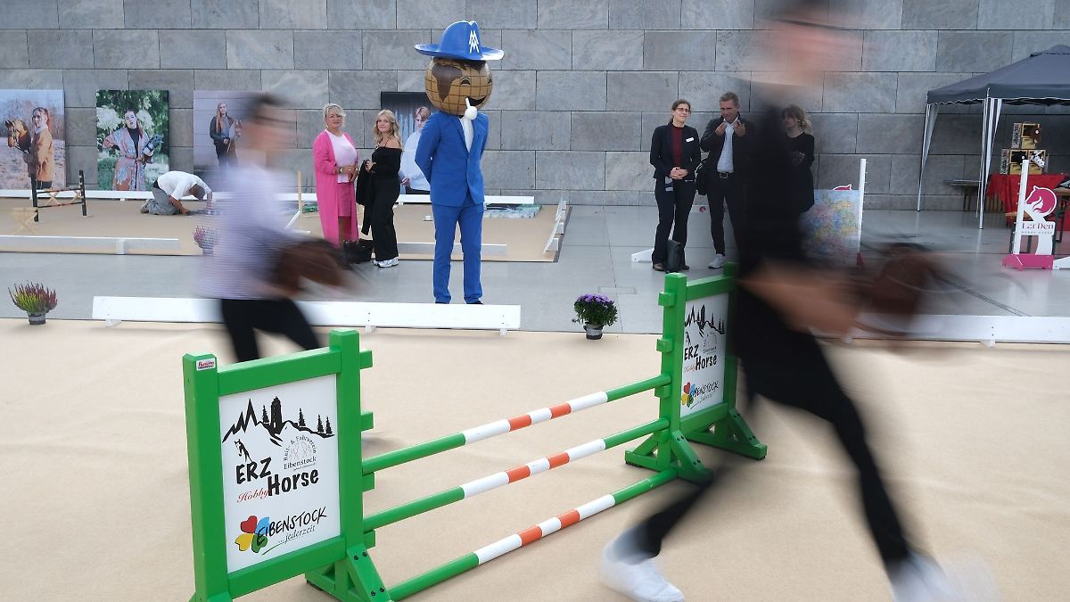 Stau auf der Autobahn wegen Besucherandrangs zur Hobbymesse