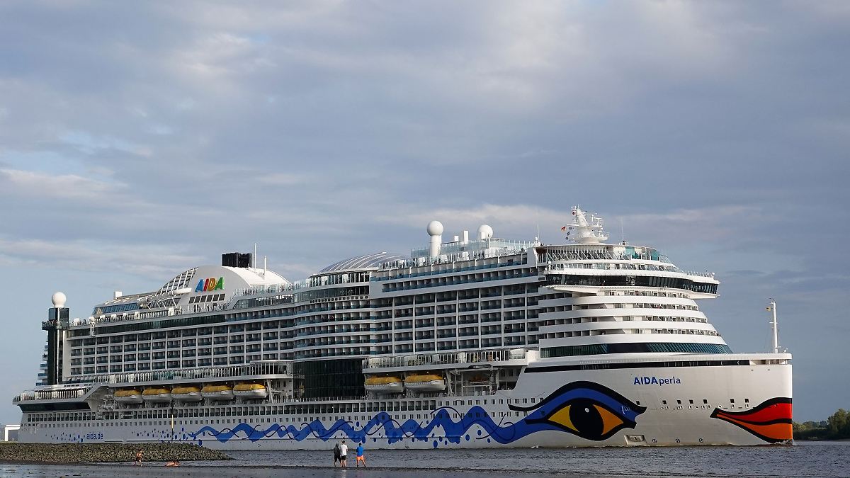 Kreuzfahrtschiff verlässt Hamburg nach Sturm-Zwangspause