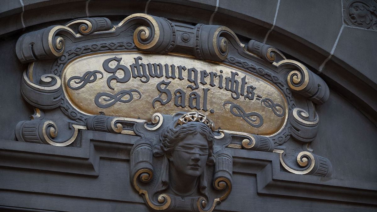 Prozess: Mann aus Fenster gestoßen und vergewaltigt